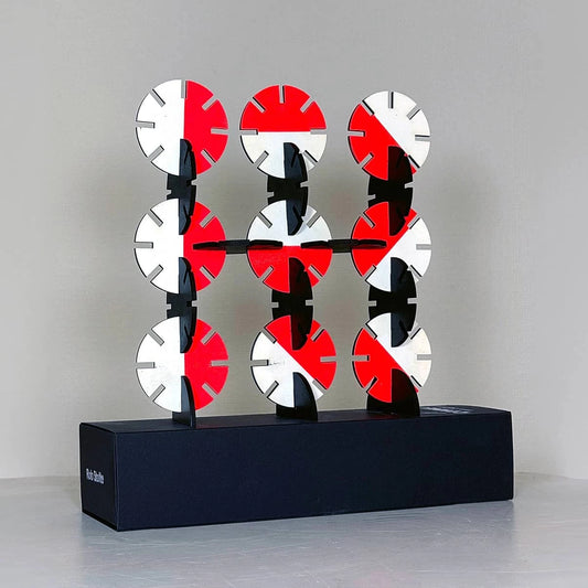 Rob Stolte moderne kunstobjecten in zwart, wit en rood, met abstracte vormen en geometrisch ontwerp