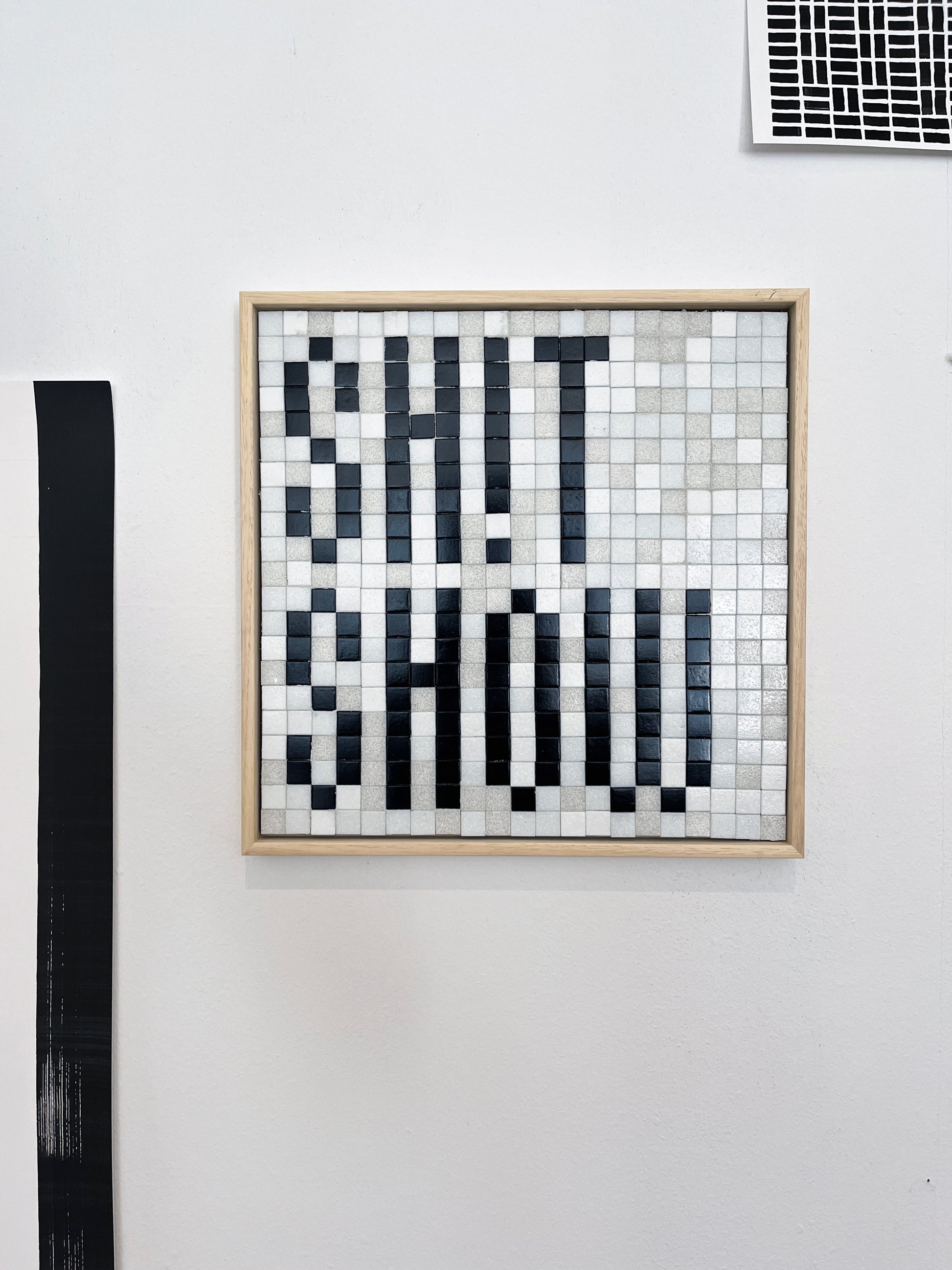 Modern mozaïek kunstwerk van Guido de Boer met zwart-witte vierkanten in houten lijst