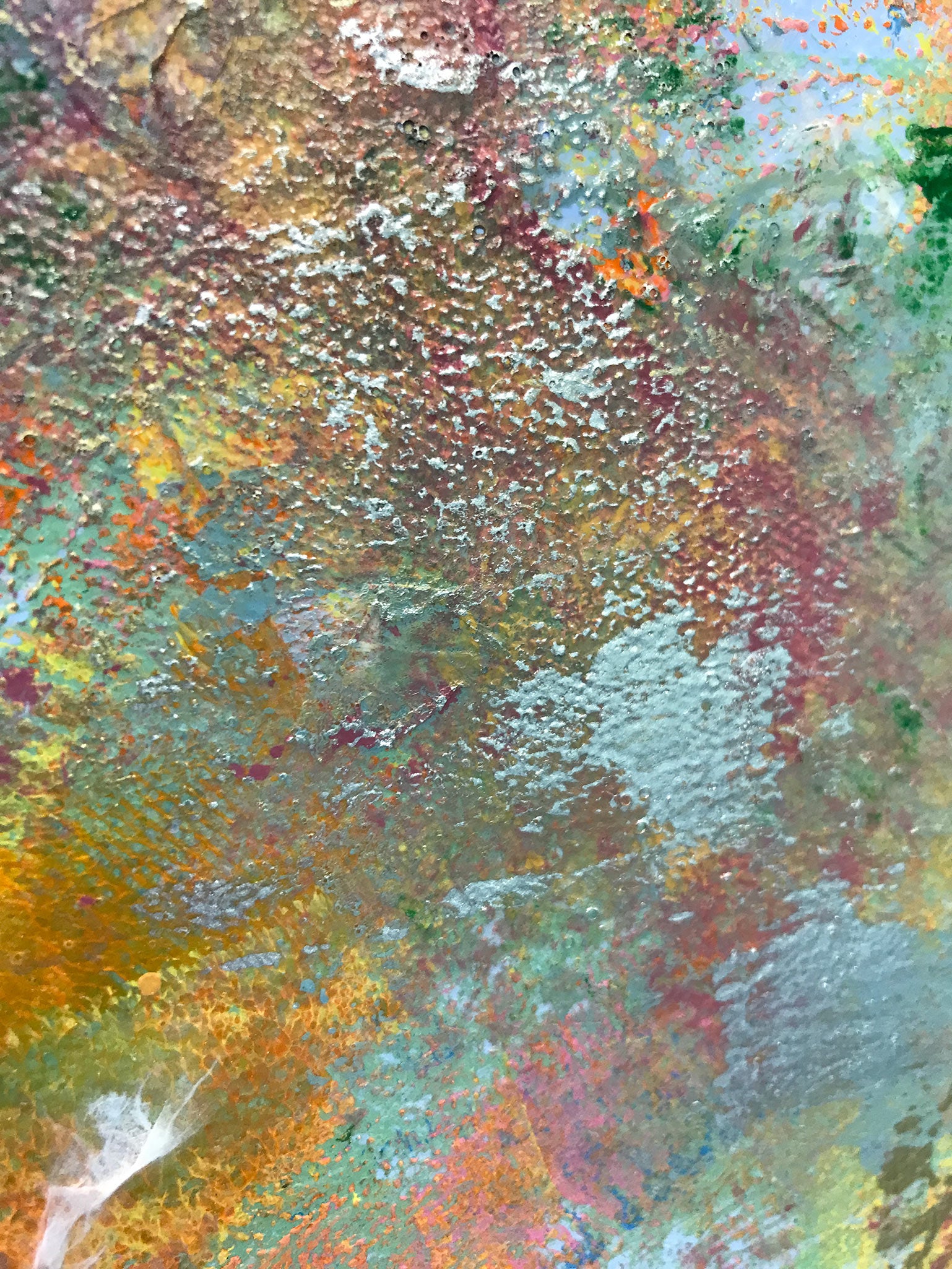 Kleurrijk en levendig modern schilderij van Elise Eekhout met abstracte patronen en texturen