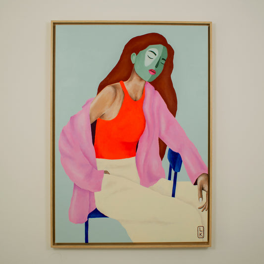 Modern schilderij vrouw in een roze top met een groene gezichtsmake-up en een serene houding