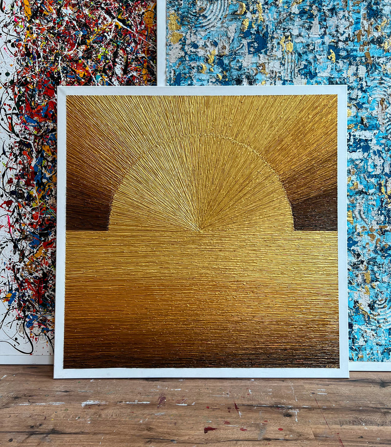 Modern schilderij zonsondergang met gouden en bruine tinten van Atelier58 op houten vloer