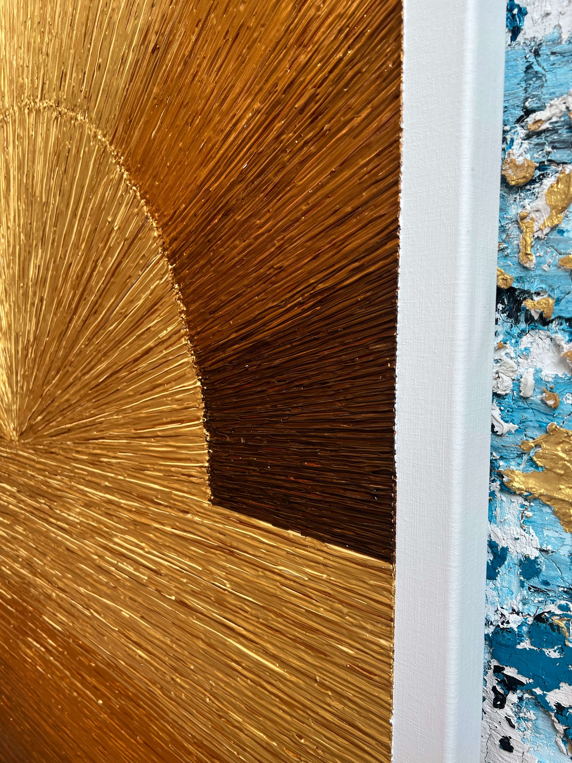 Modern schilderij zonsondergang met rijke goudbruine texturen en verfdetails van Atelier58