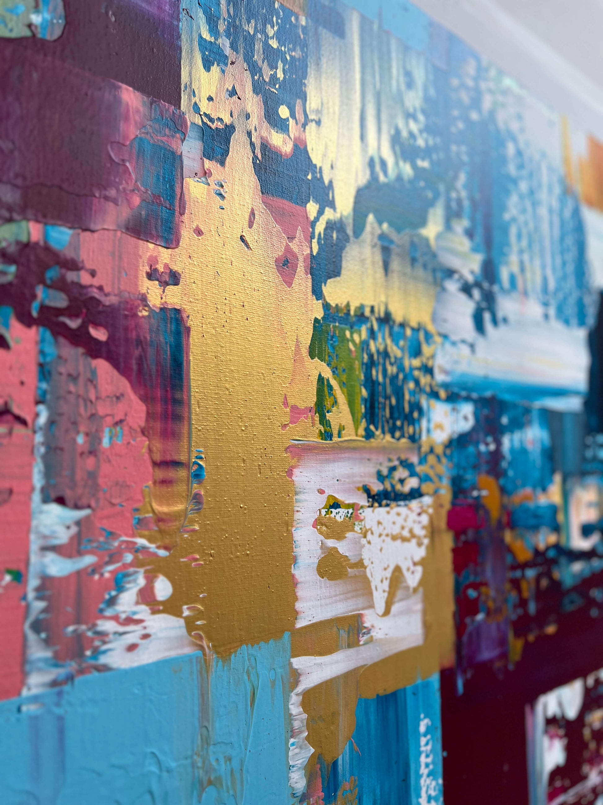 Abstract schilderij van Atelier58 met kleurrijke verftexturen en moderne kunst aan de muur