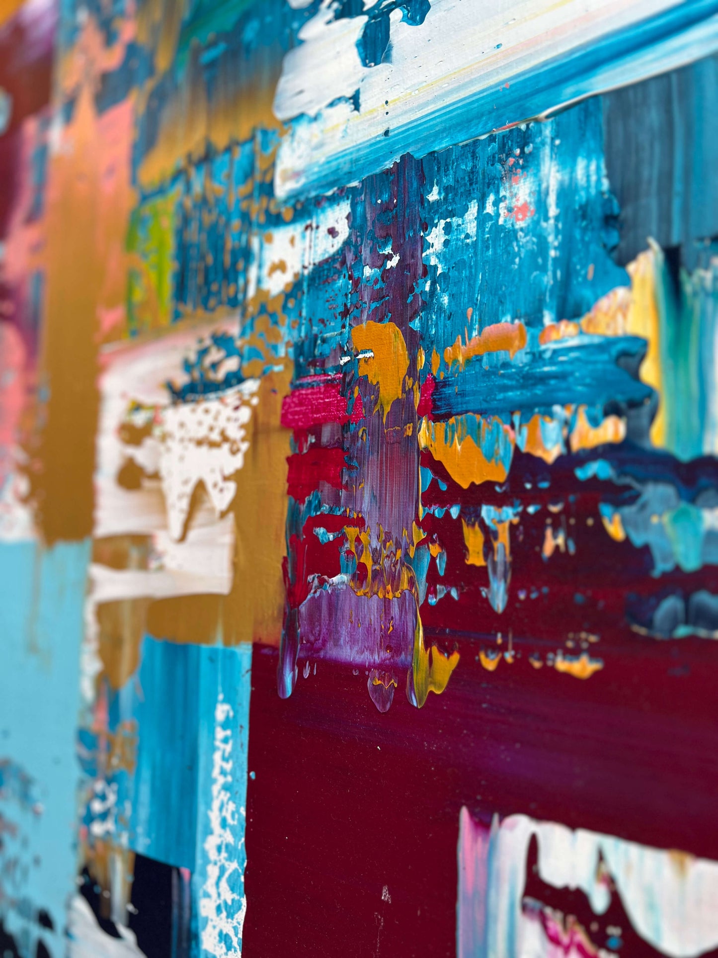 Abstract schildersdoek van Atelier58 met kleurrijke verfstreken als moderne kunst aan de muur
