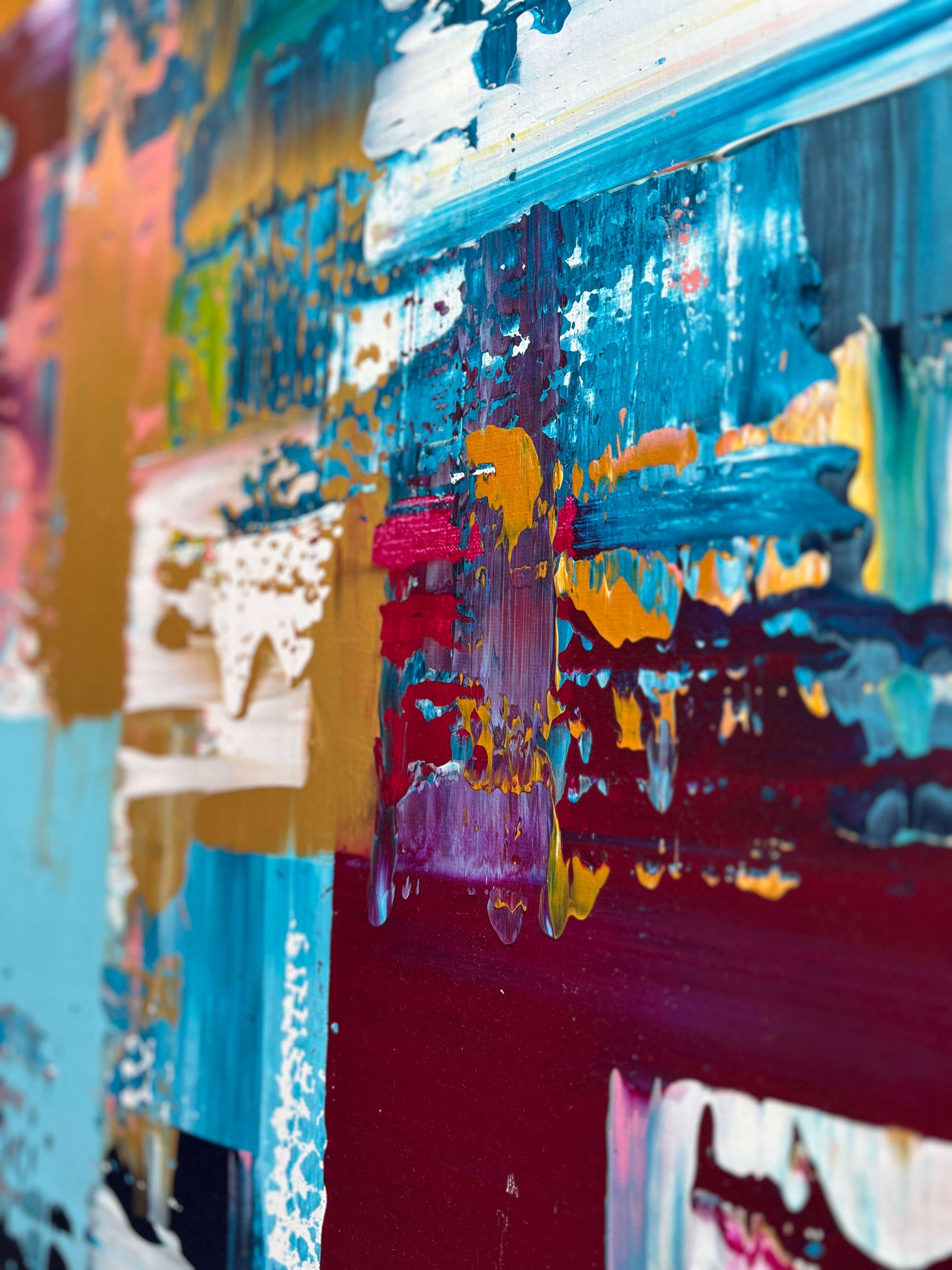 Abstract schildersdoek van Atelier58 met kleurrijke verfstreken als moderne kunst aan de muur