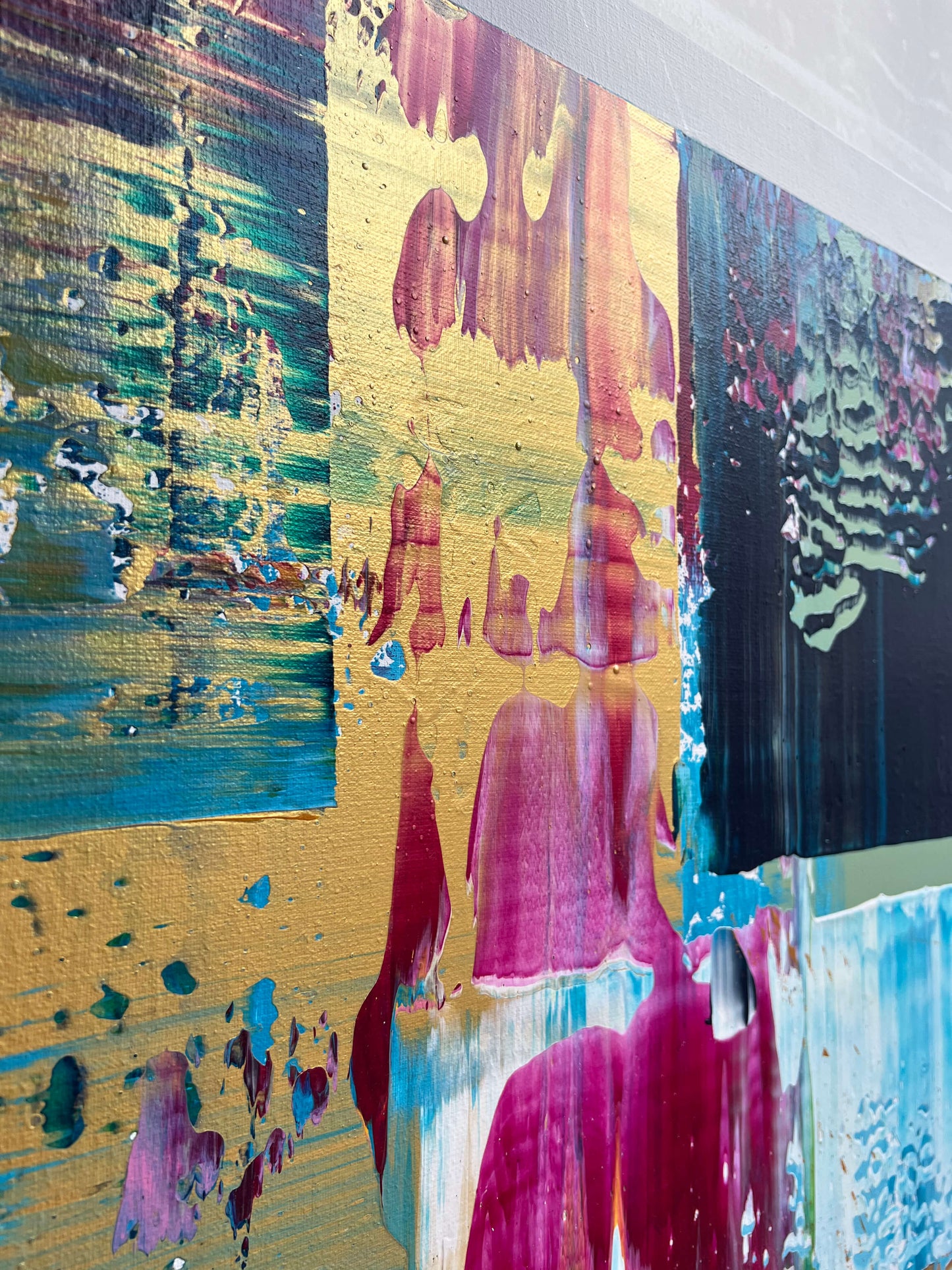 Abstract schilderij met felle kleuren en gouden accenten voor moderne kunst aan de muur van Atelier58