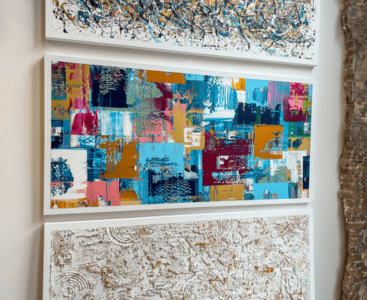 Kleurrijk abstract schilderij van Atelier58 als moderne kunst aan de muur in woonkamerdecoratie