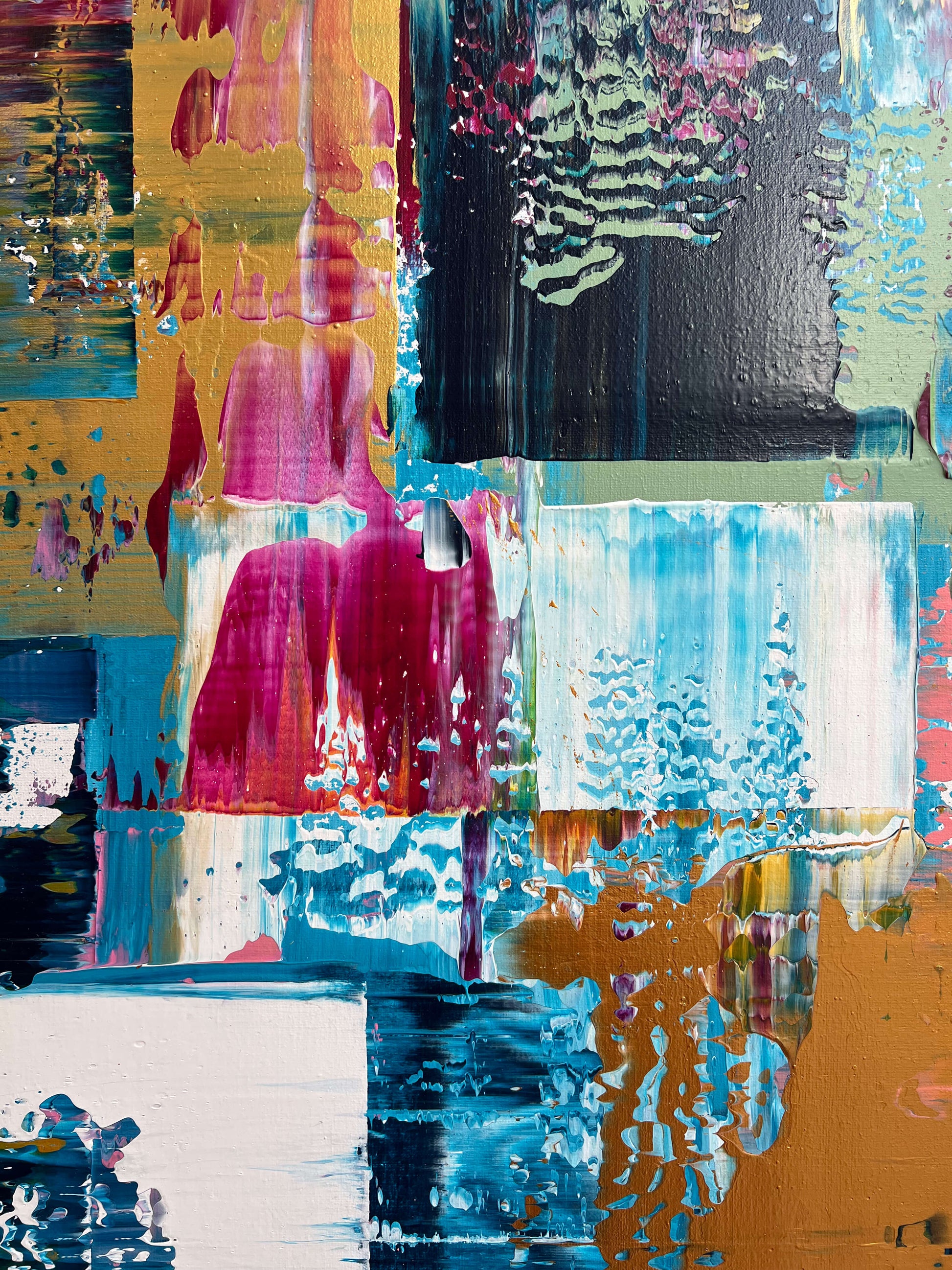 Abstract schilderij van Atelier58 met levendige kleuren als onderdeel van moderne kunst aan de muur