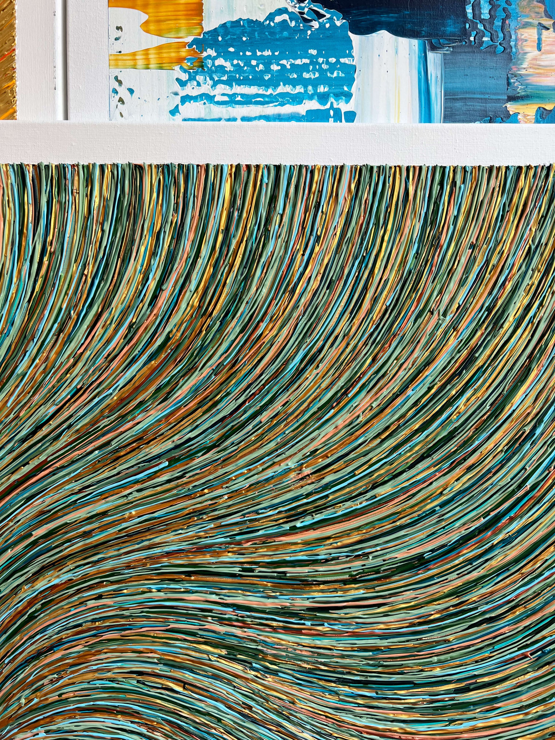 Abstract schilderij van Atelier58 met golvende lijnen en kleuren als moderne kunst voor interieur