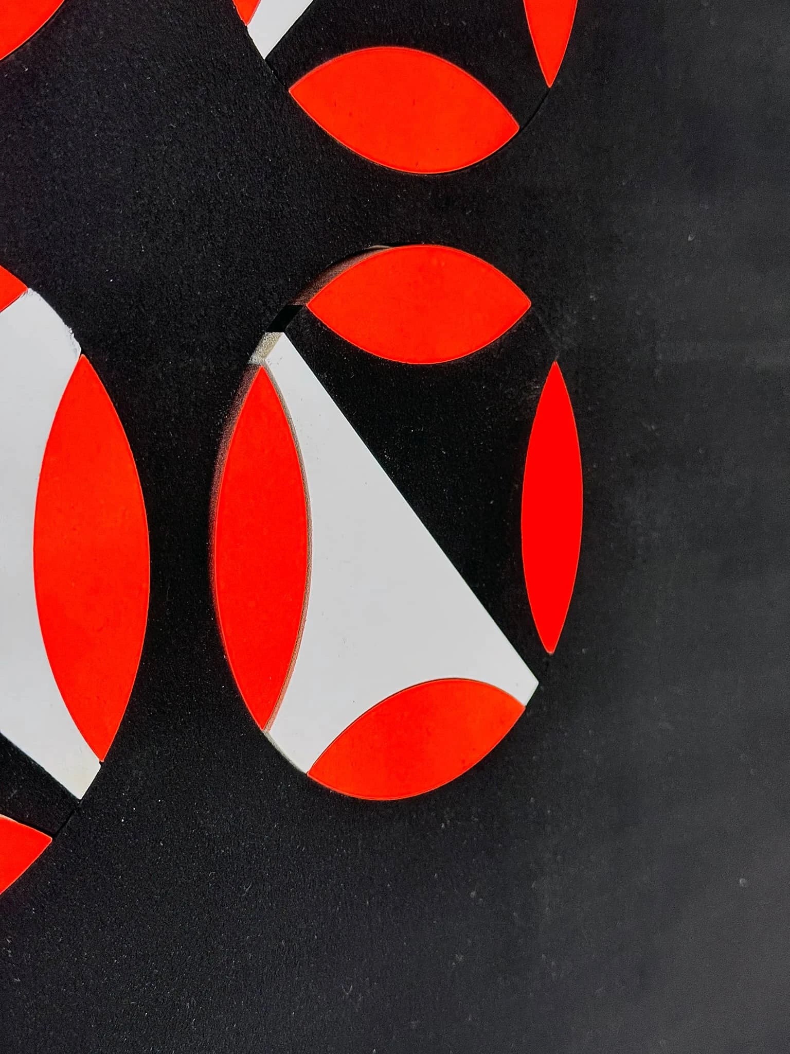 Moderne kunst voor interieur met ronde vormen in zwart, wit en rood die dynamische patronen creëren