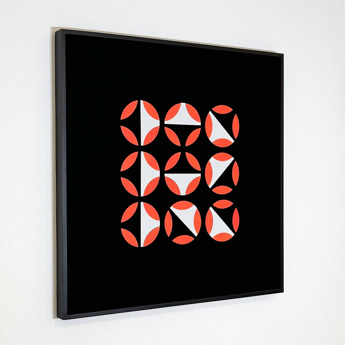 Moderne kunst voor interieur van Rob Stolte met abstracte vormen op een zwarte achtergrond