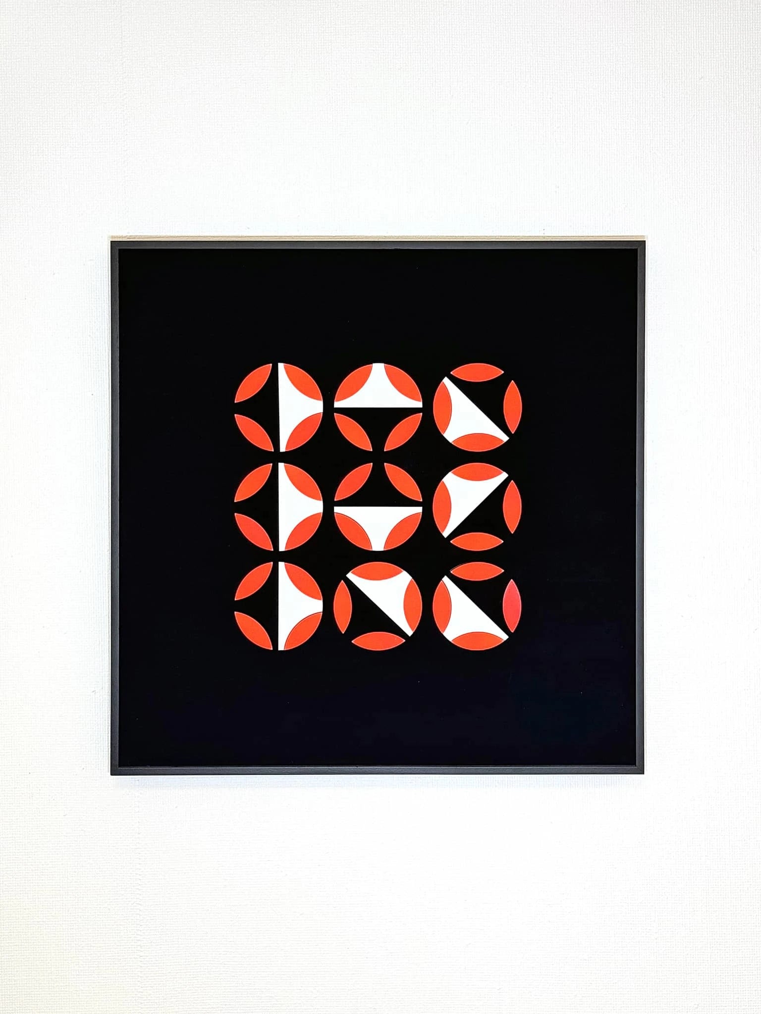 Visuele kunstwerk van Rob Stolte met abstracte vormen in rood en zwart, moderne kunst voor interieur