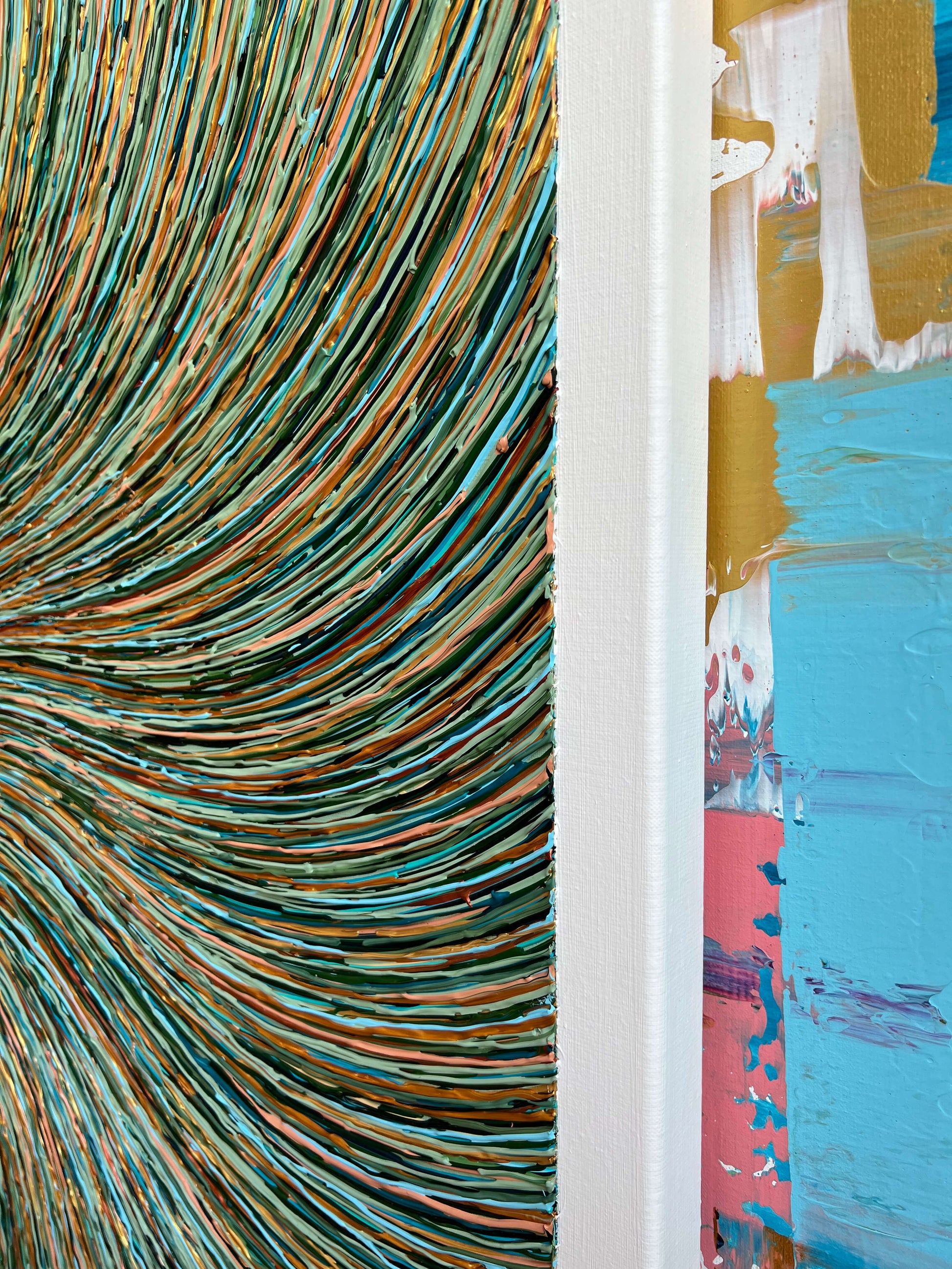 Close-up van kleurrijk abstract schilderij met moderne kunst voor interieur van Atelier58
