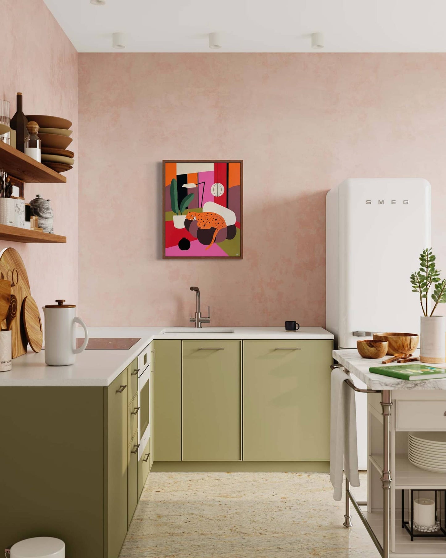 Modern kunstwerk van Mariah Birsak hangt aan de muur in een sfeervolle keuken met groene meubels