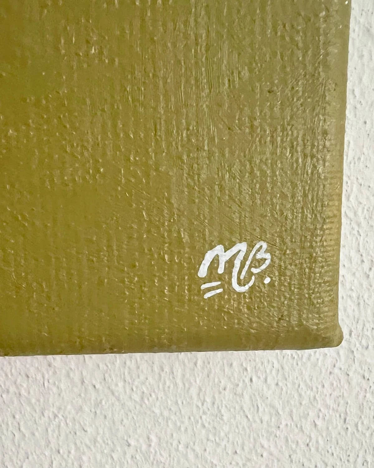 Detail van een moderne kunstwerk met handtekening van Mariah Birsak op een olijfgroene achtergrond