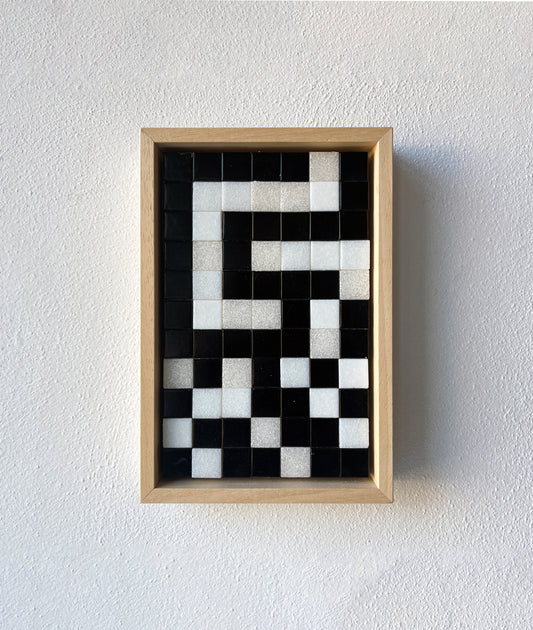 Guido de Boer zwart-wit moderne mozaïek kunstwerk met geometrisch patroon in houten lijst