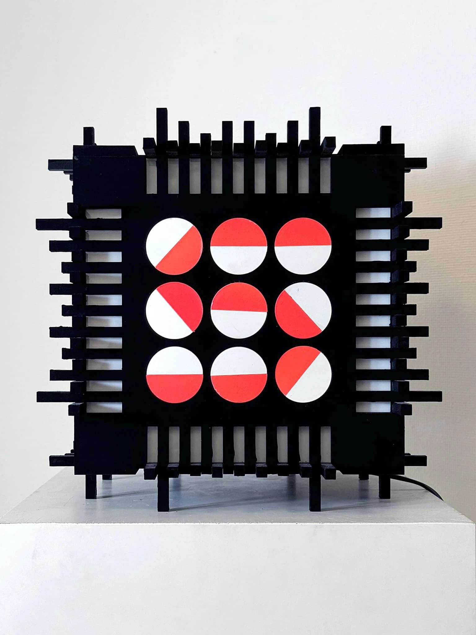 Moderne wanddecoratie van Rob Stolte met geometrisch design in zwart, rood en wit