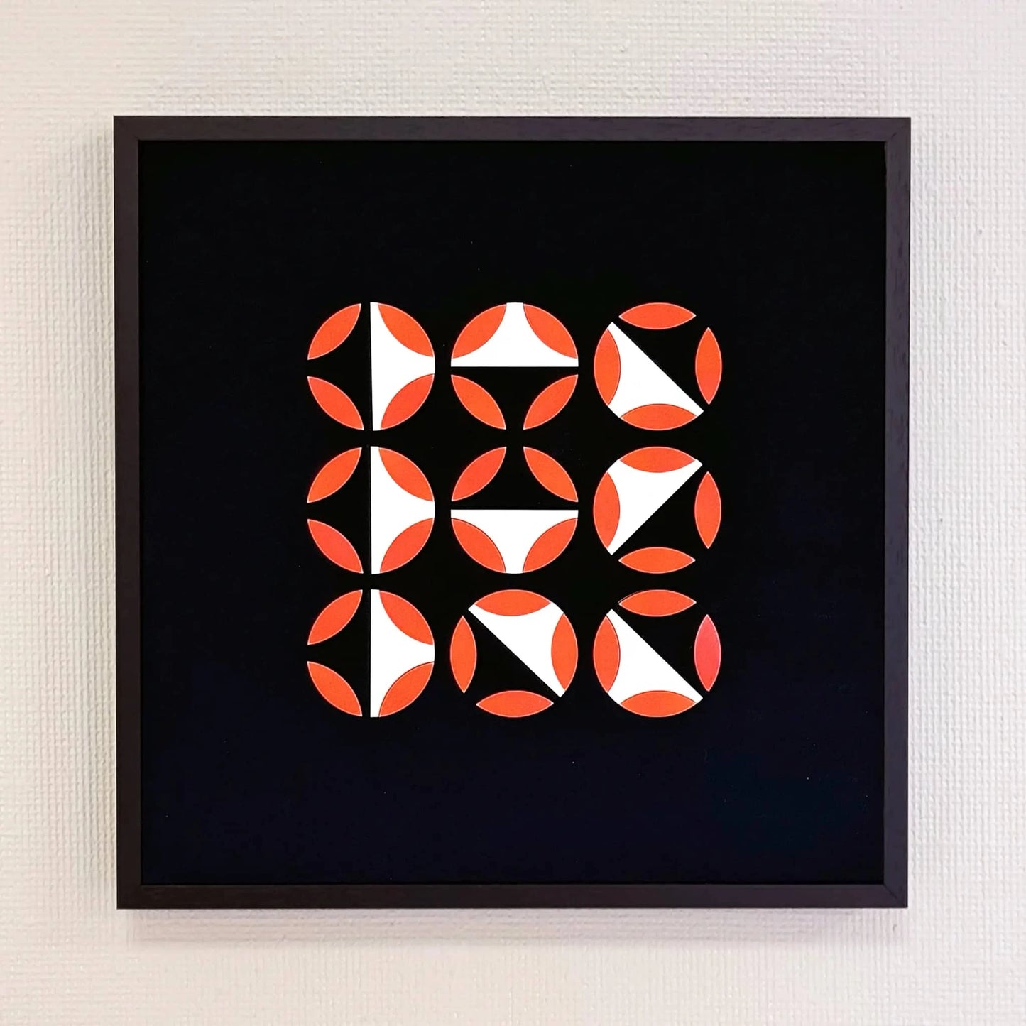 Moderne wanddecoratie van Rob Stolte met kleurrijke abstracte cirkels op een zwarte achtergrond