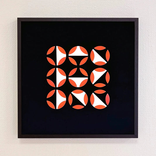 Moderne wanddecoratie van Rob Stolte met kleurrijke abstracte cirkels op een zwarte achtergrond