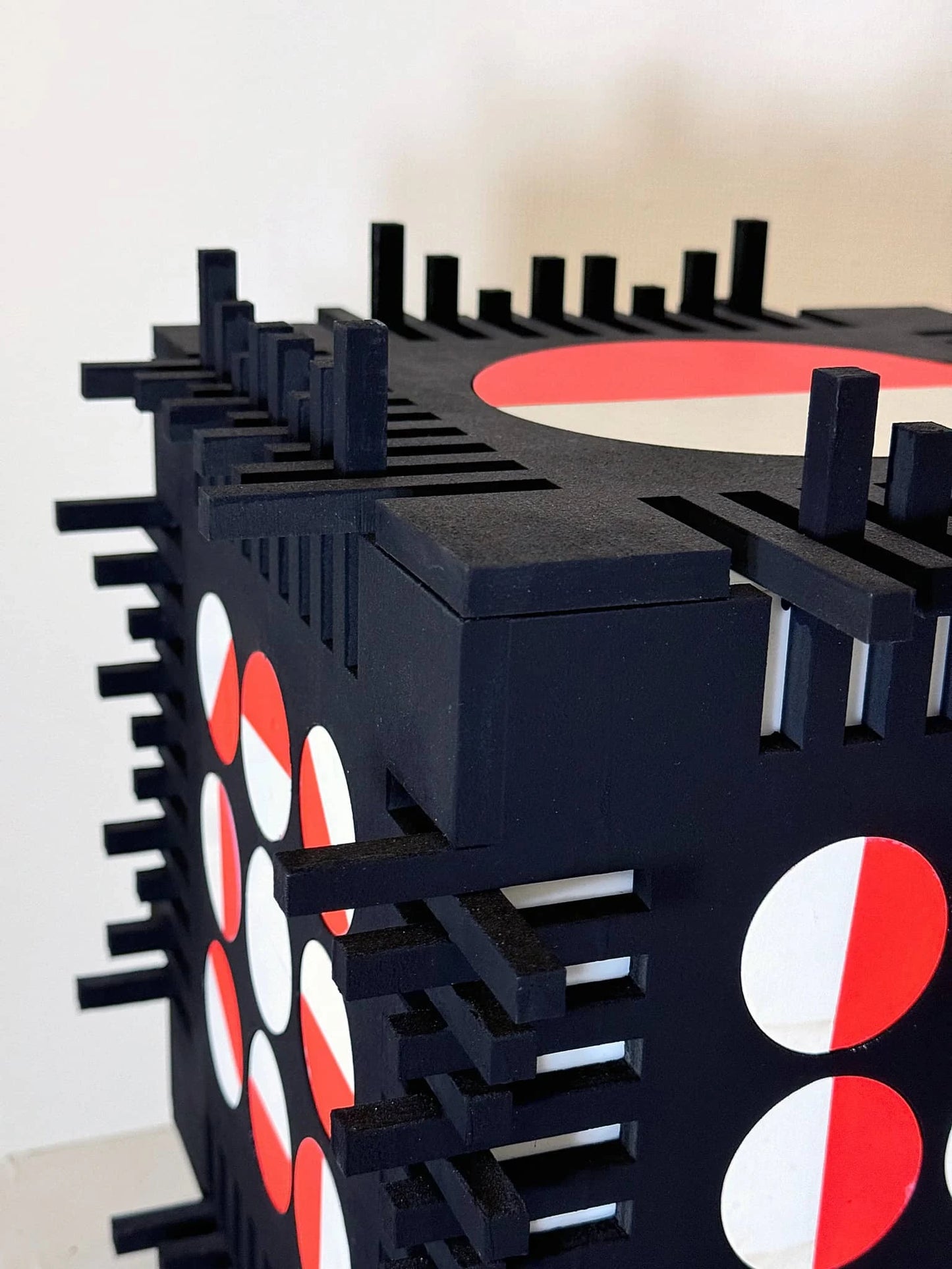 Moderne wanddecoratie van Rob Stolte met abstracte vormen en opvallende kleuren