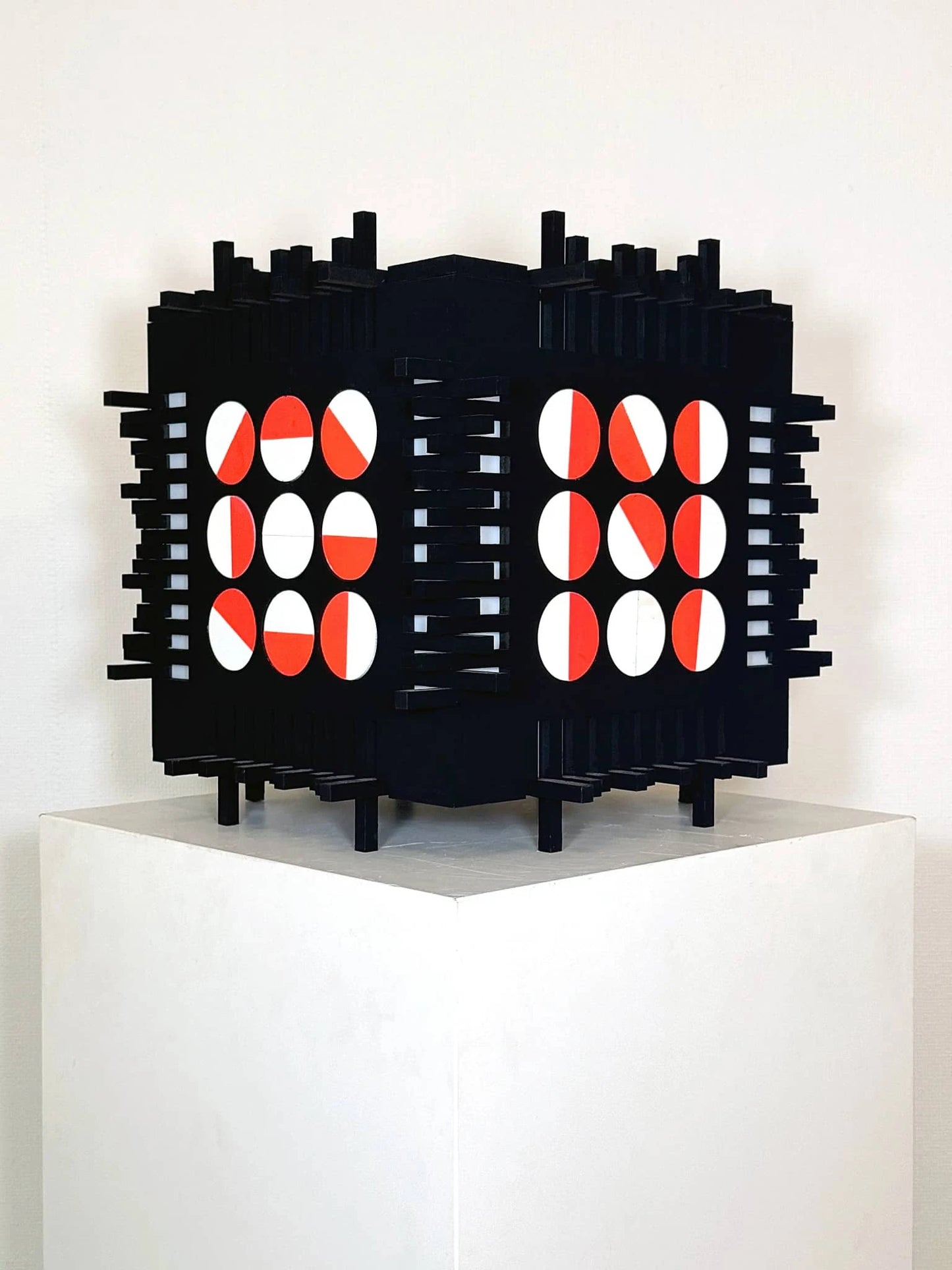 Moderne wanddecoratie van Rob Stolte met geometrische vormen in zwart, wit en rood