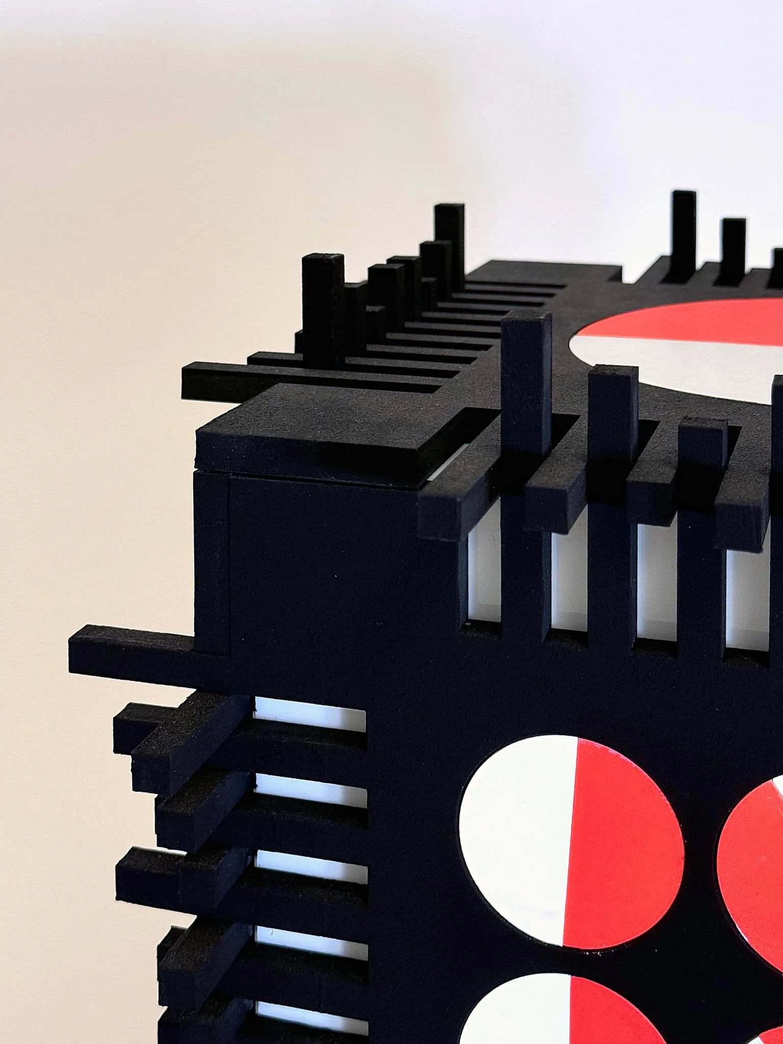 Close-up van moderne wanddecoratie van Rob Stolte met geometrische vormen en felle kleuren