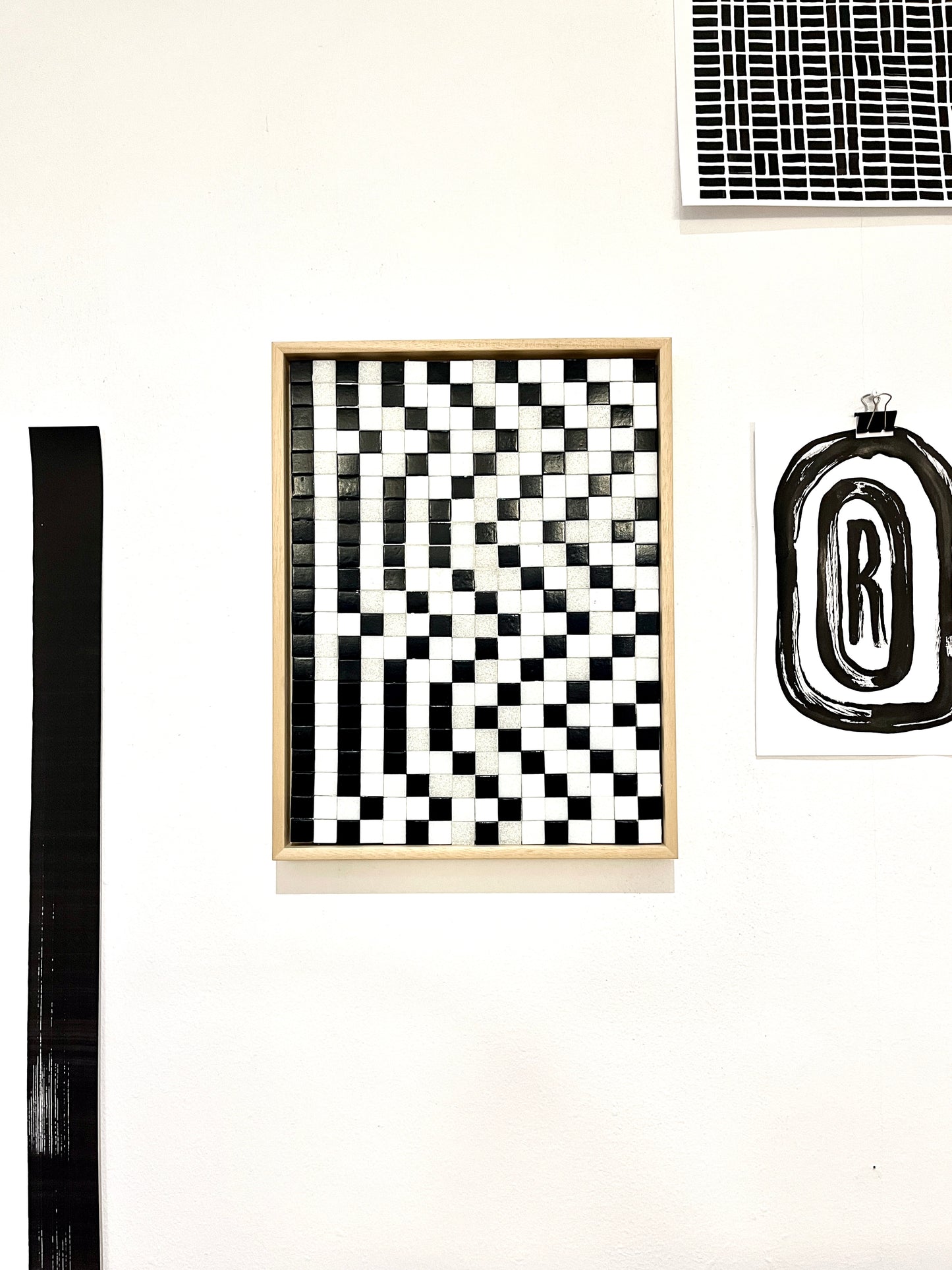 Moderne wandkunst zwart wit met geometrisch patroon van Guido de Boer in houten lijst