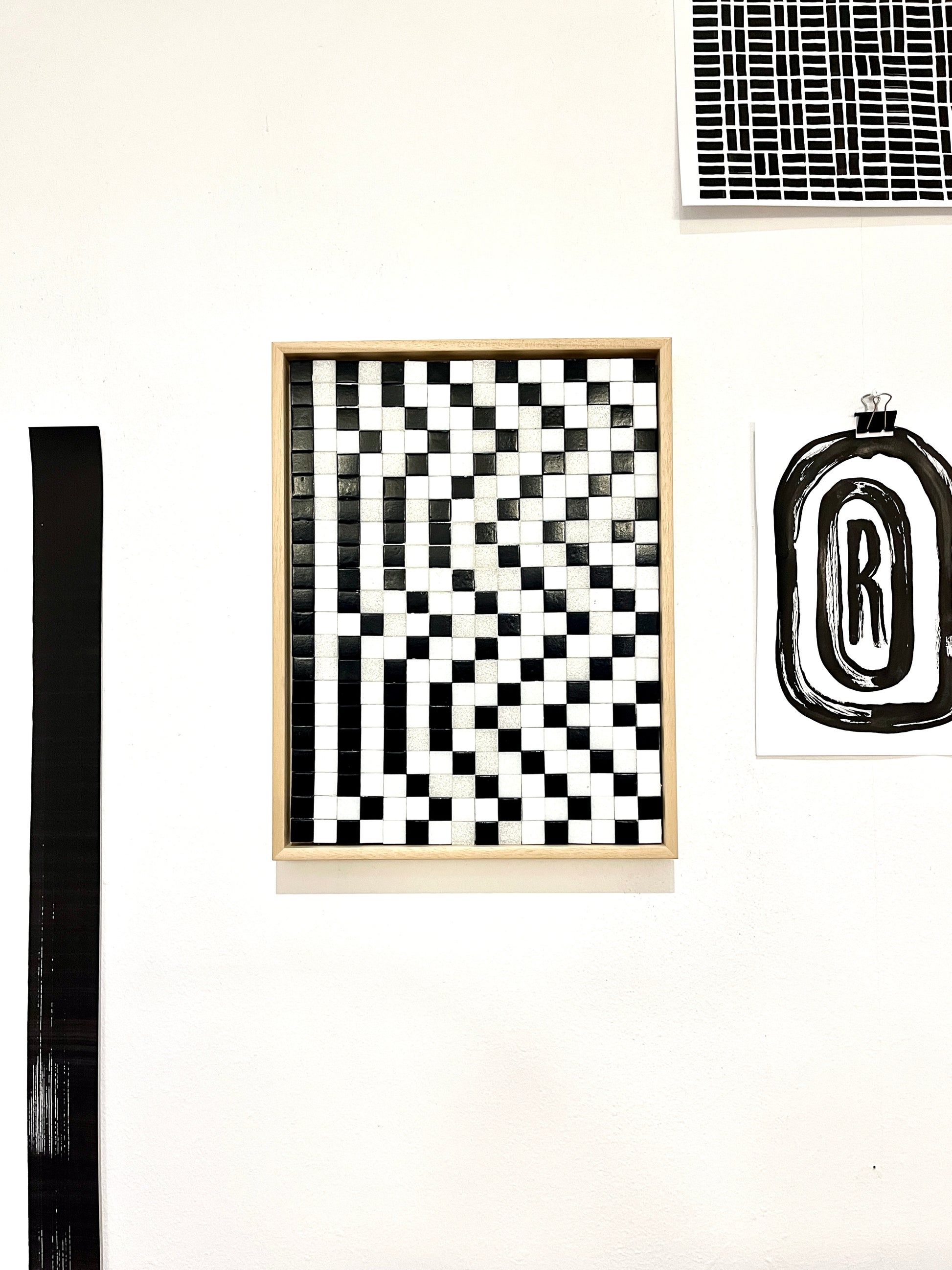 Moderne wandkunst zwart wit met geometrisch patroon van Guido de Boer in houten lijst