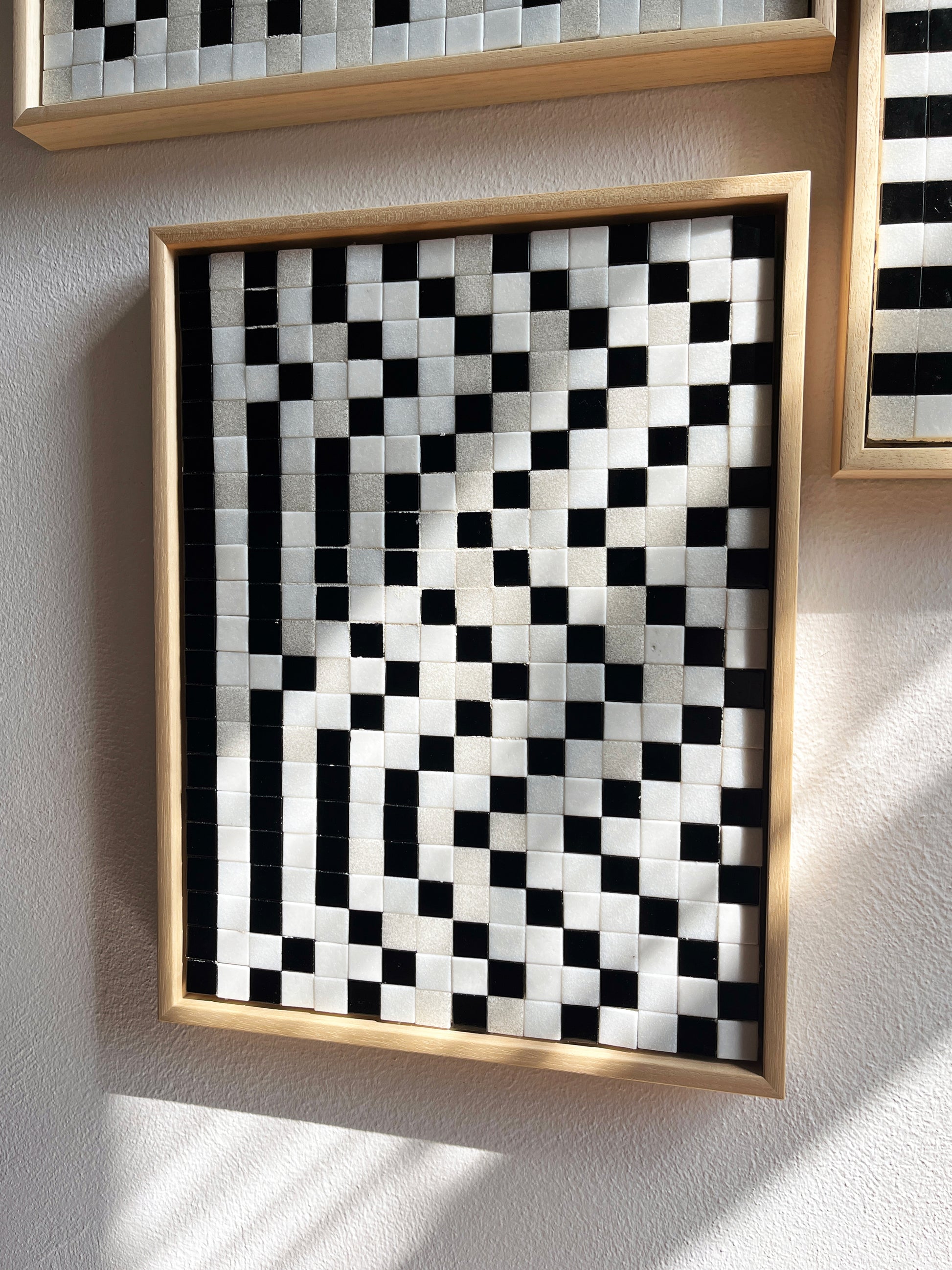 Moderne wandkunst zwart wit door Guido de Boer met geometrische vierkante patronen in houten lijst