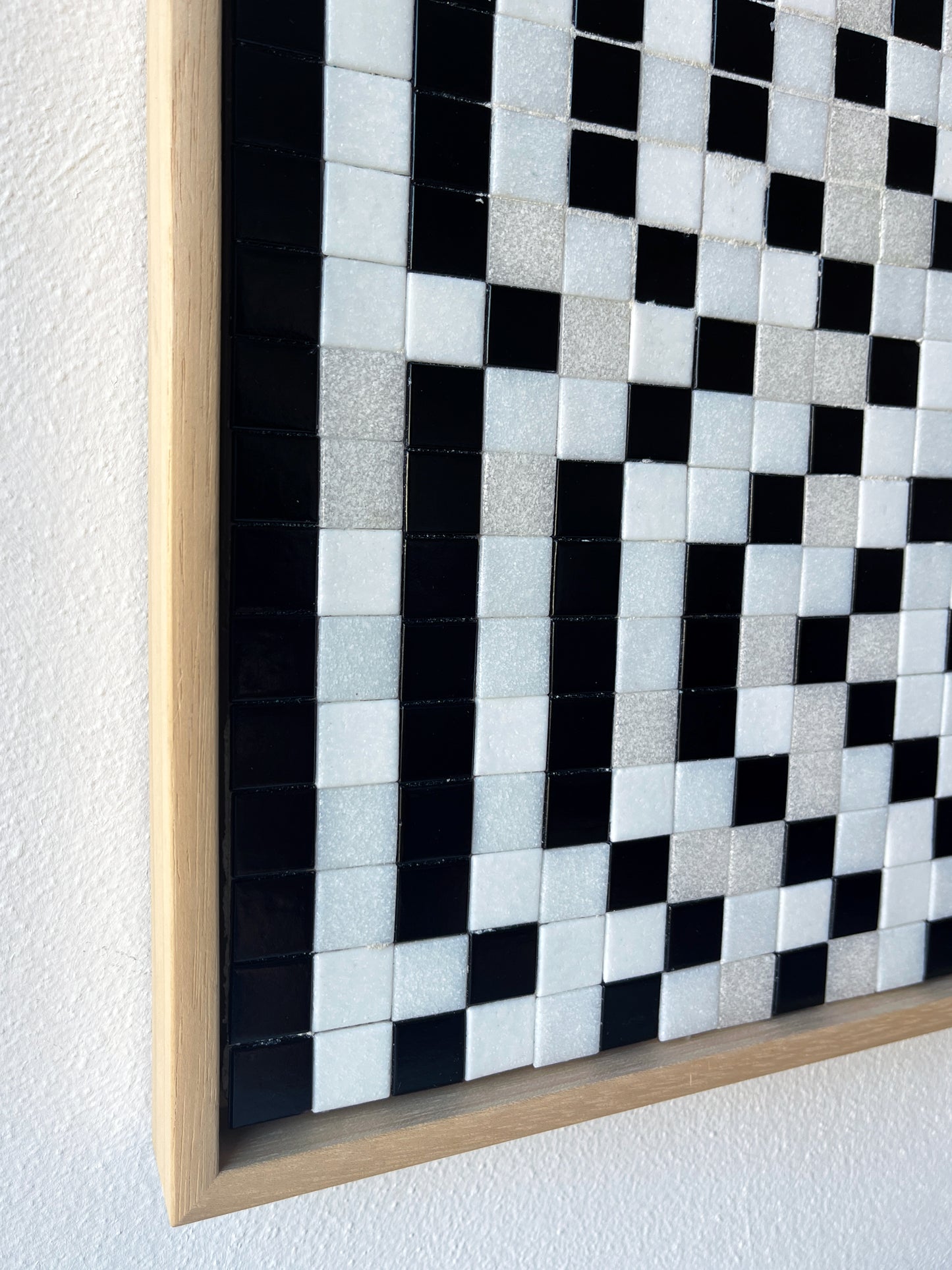 Moderne wandkunst zwart wit paneel van Guido de Boer met zwart witte geometrische tegelpatronen