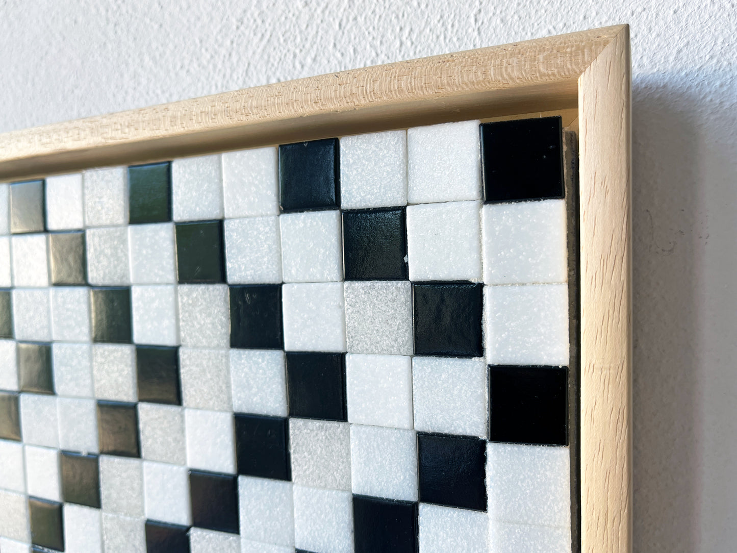 Detail van moderne wandkunst zwart wit met blokpatroon in houten lijst van Guido de Boer