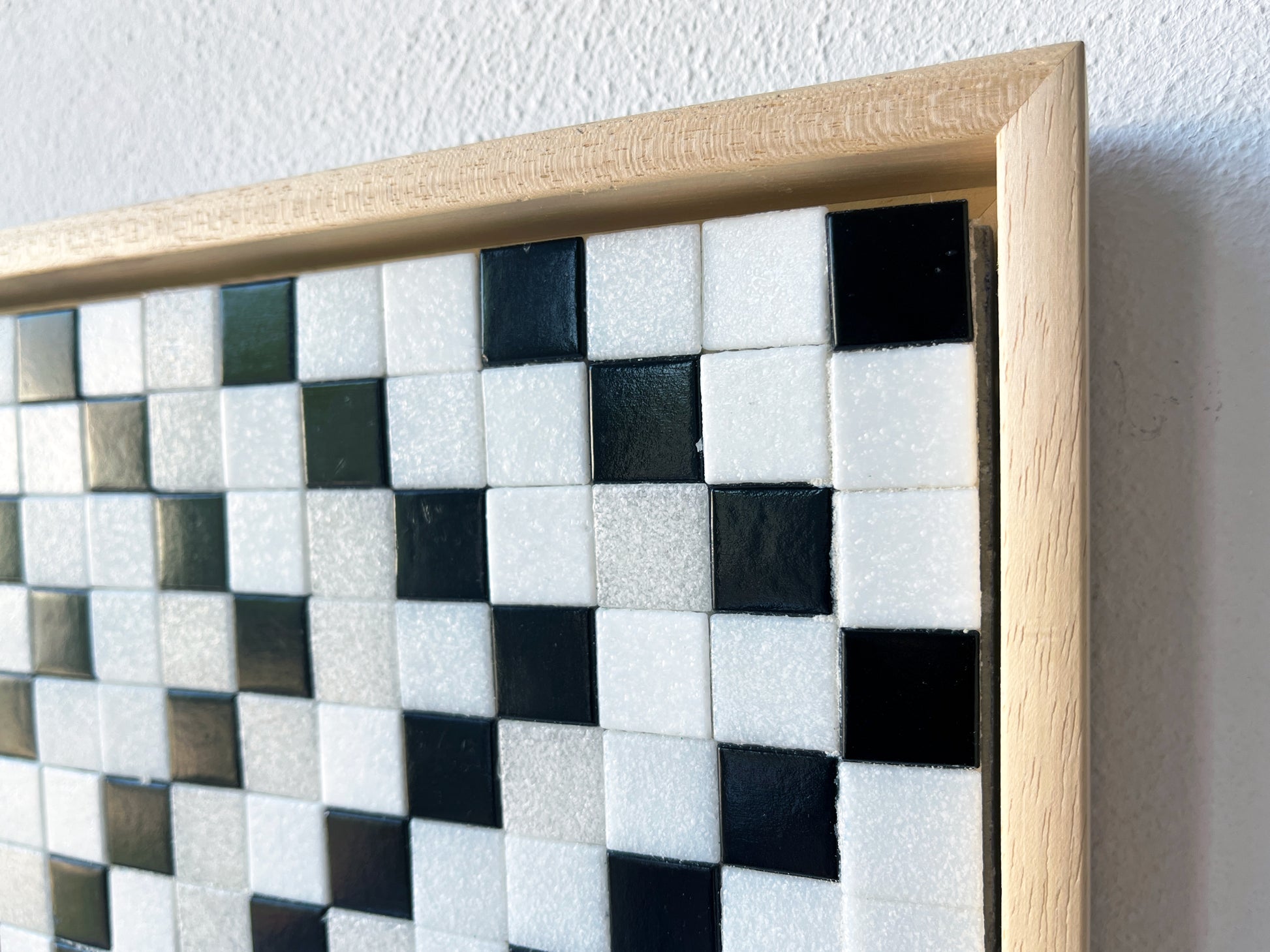 Detail van moderne wandkunst zwart wit met blokpatroon in houten lijst van Guido de Boer