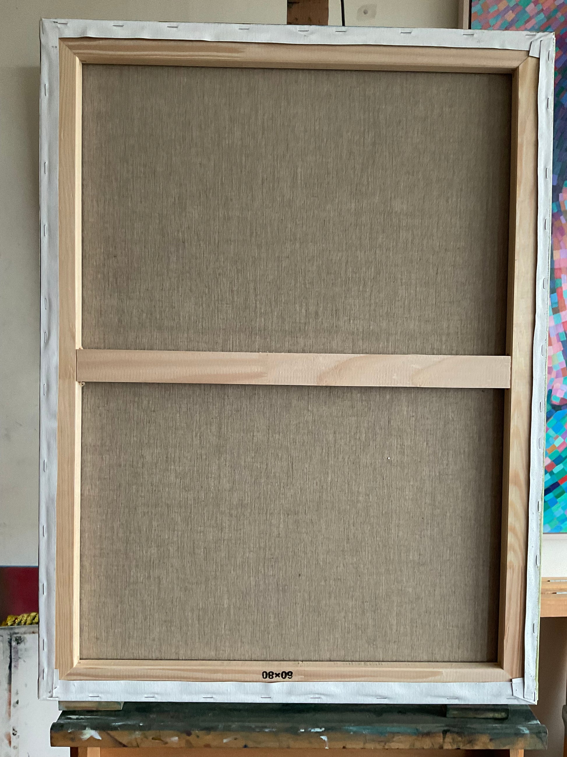 Achterkant van een neo deco schilderij met houten lijst en canvas versteviging