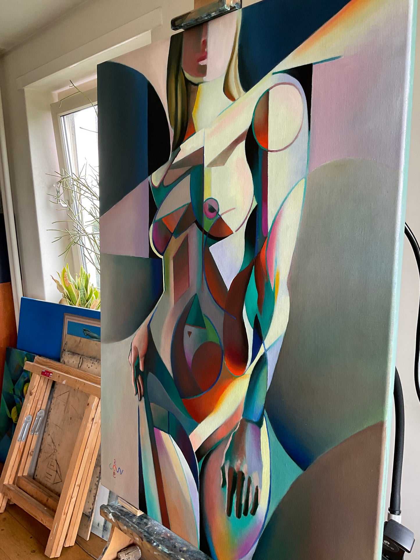 Neo deco schilderij van een abstracte vrouwenfiguur in levendige kleuren op een ezel