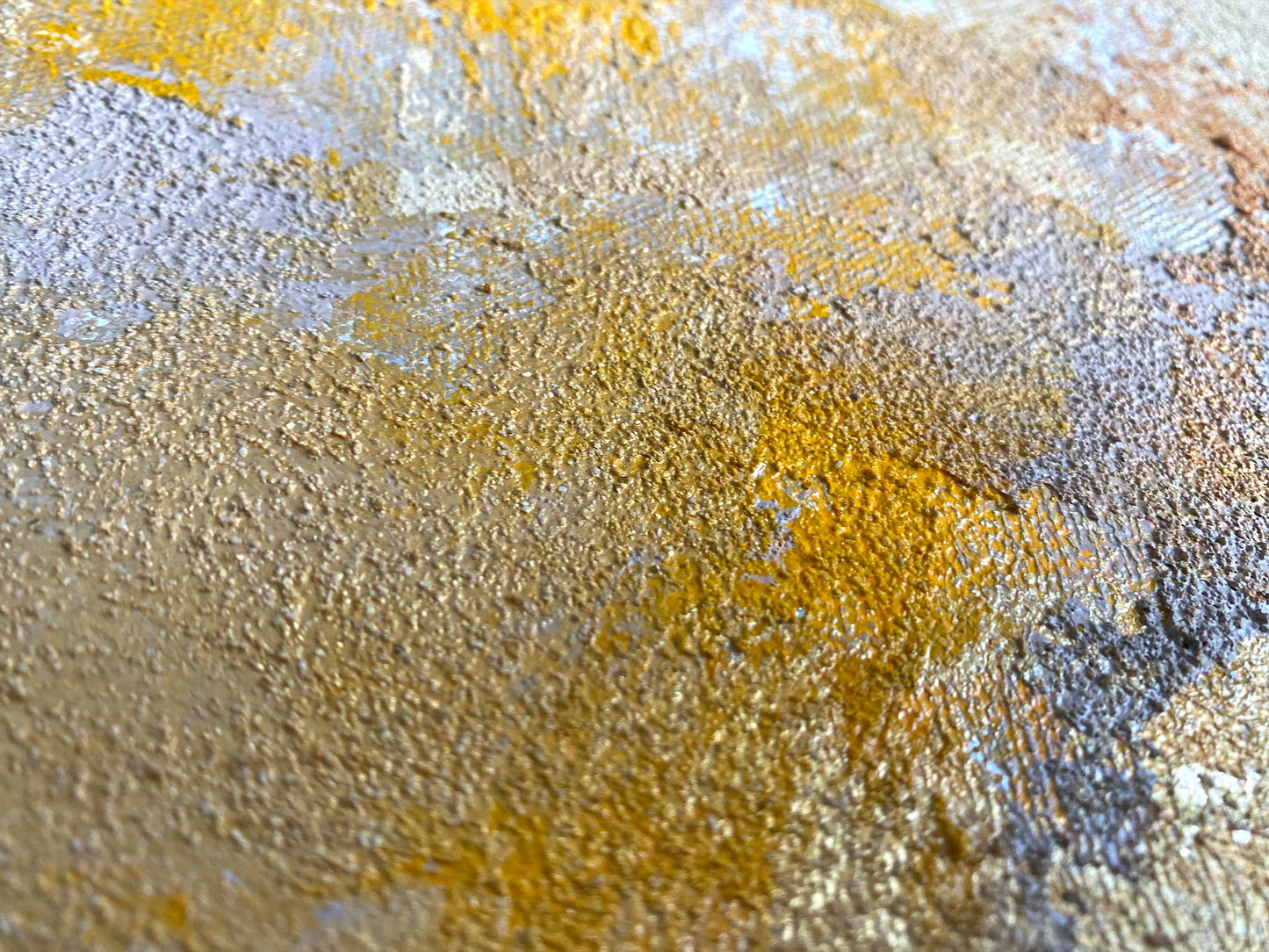 Gestructureerd detail van een origineel kunstwerk in gouden en gele tinten van Elise Eekhout