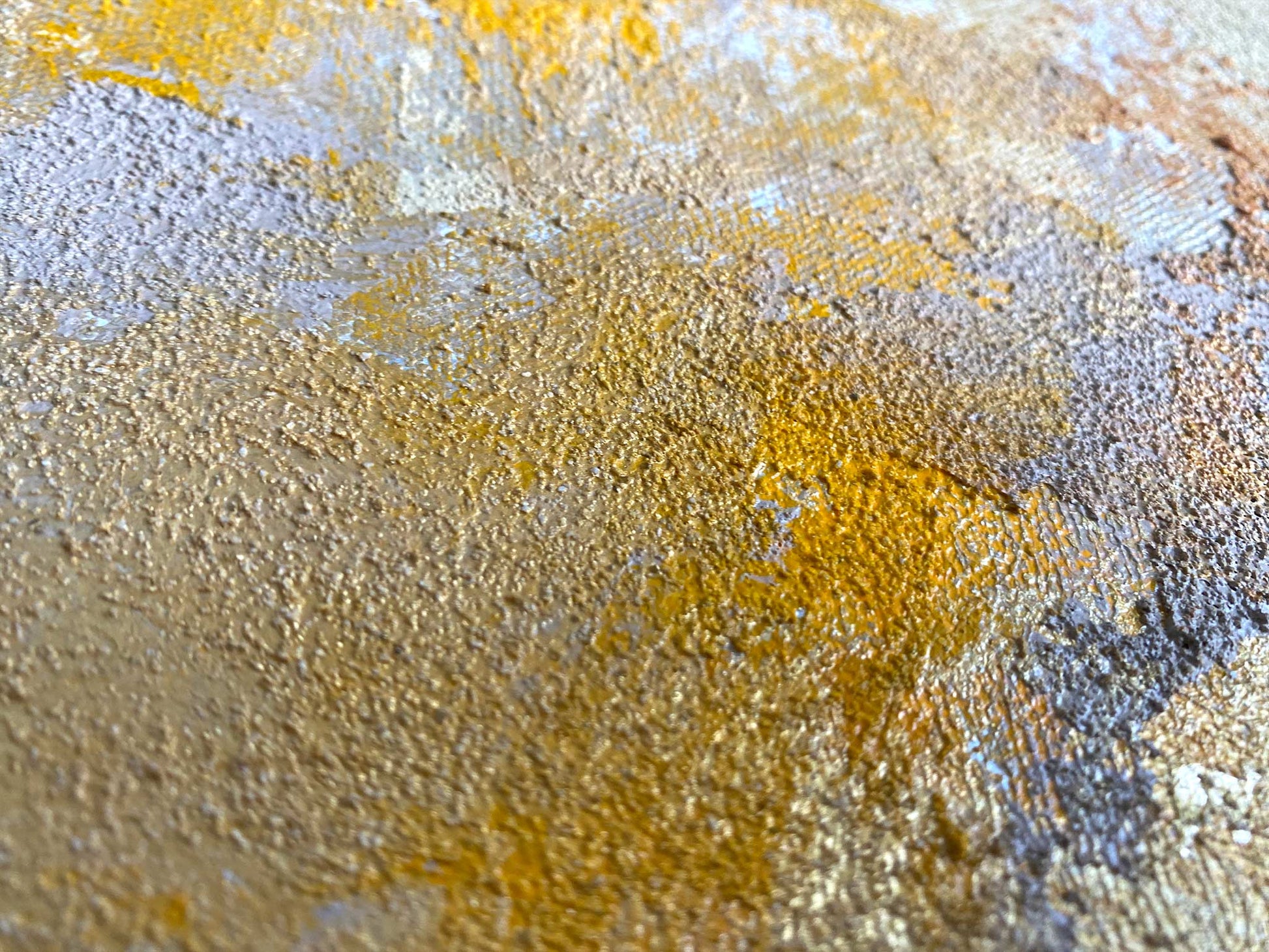 Gestructureerd detail van een origineel kunstwerk in gouden en gele tinten van Elise Eekhout
