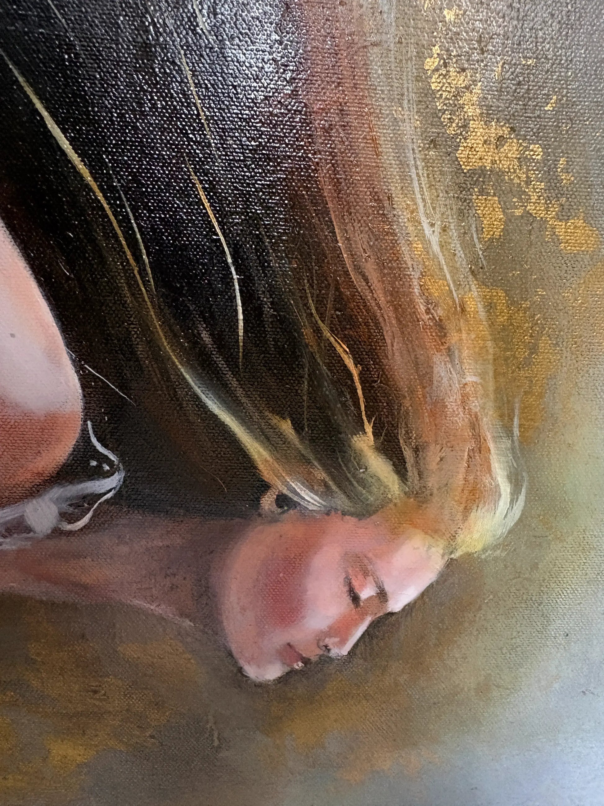 Origineel kunstwerk Gravity IV van Anna Ulyashyna met een vrouwelijk portret en gouden accenten