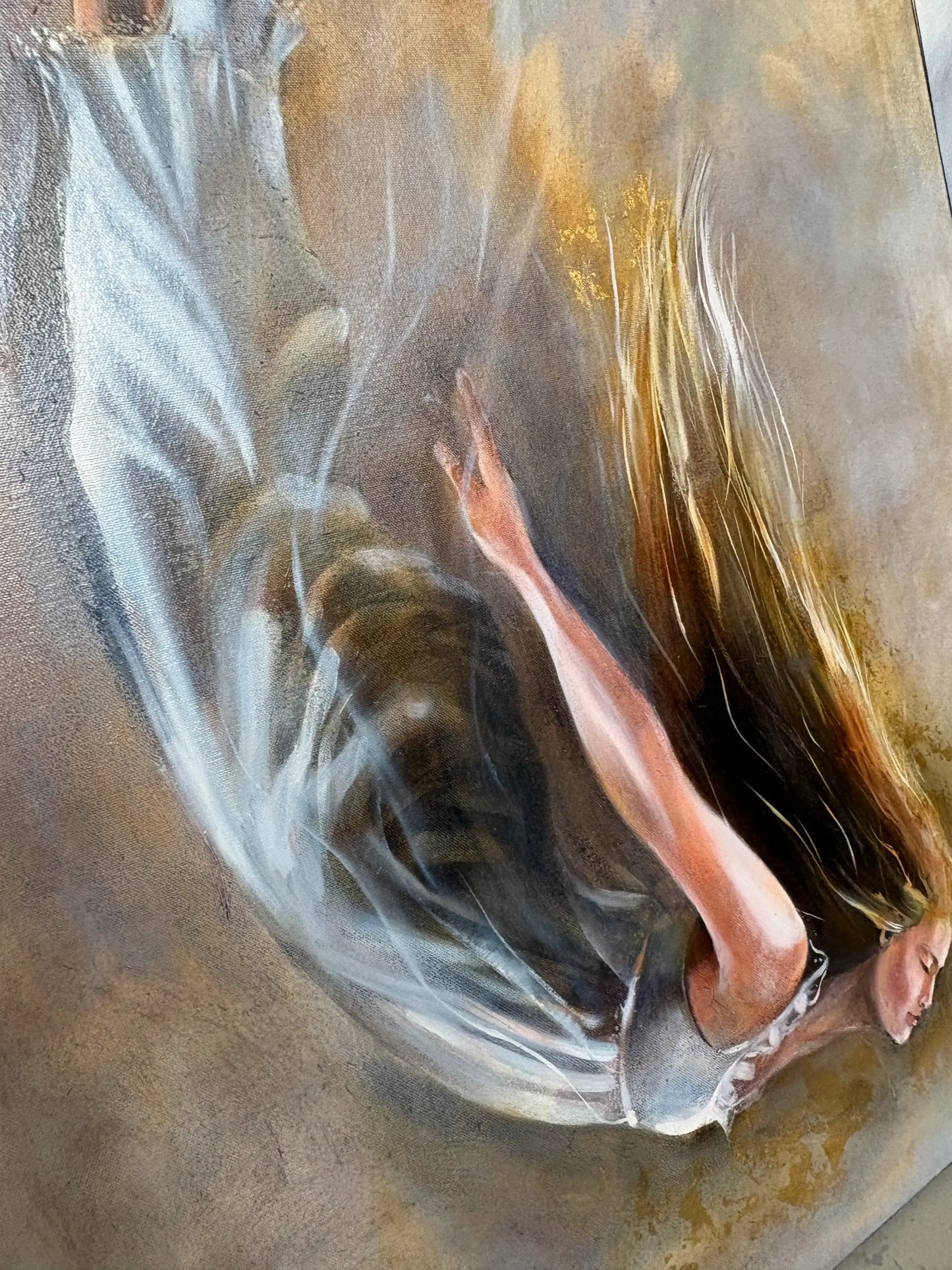 Origineel kunstwerk Gravity IV van Anna Ulyashyna met een vrouw in een dromerige val