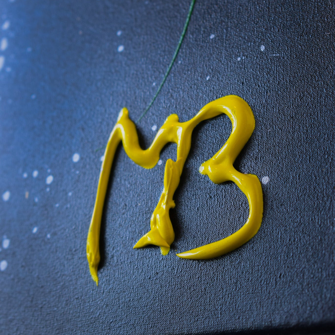 Nabijbeeld van een origineel kunstwerk kopen met de handtekening van Marieke Brouwers in gele verf