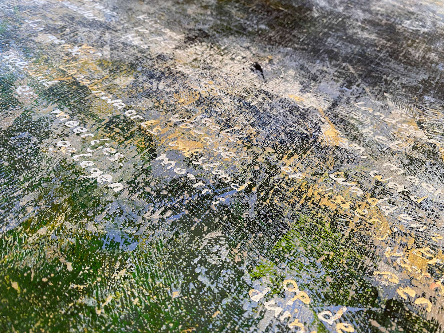 Origineel schilderij Doggerland van Elise Eekhout met een abstracte textuur en sporadische teksten