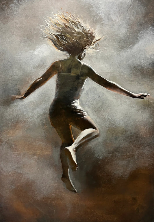 Origineel schilderij Gravity XIII van Anna Ulyashyna met een vrouw die naar boven springt in een mysterieuze sfeer