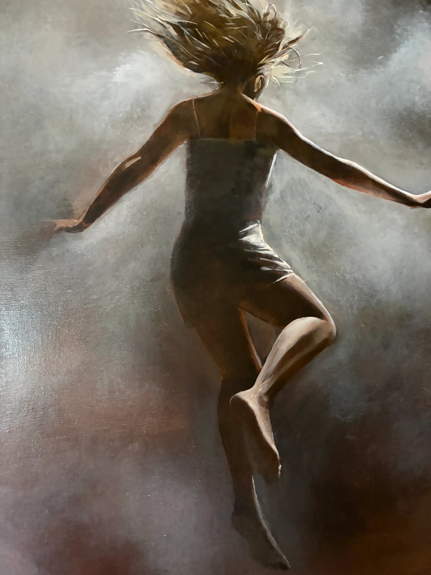 Origineel schilderij Gravity XIII, iemand die lijkt te zweven in een dramatische, mistige achtergrond.