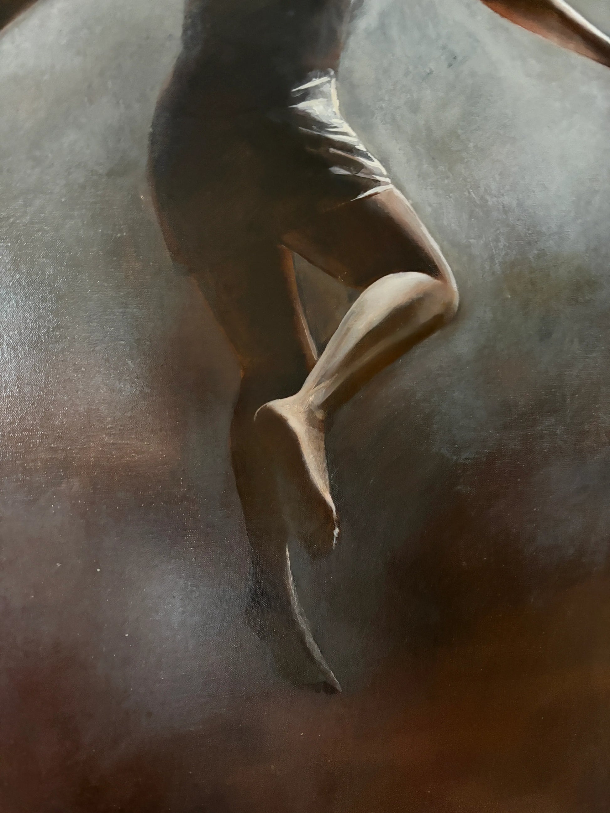 Close-up van een origineel schilderij Gravity XIII met een focus op een dansende figuur