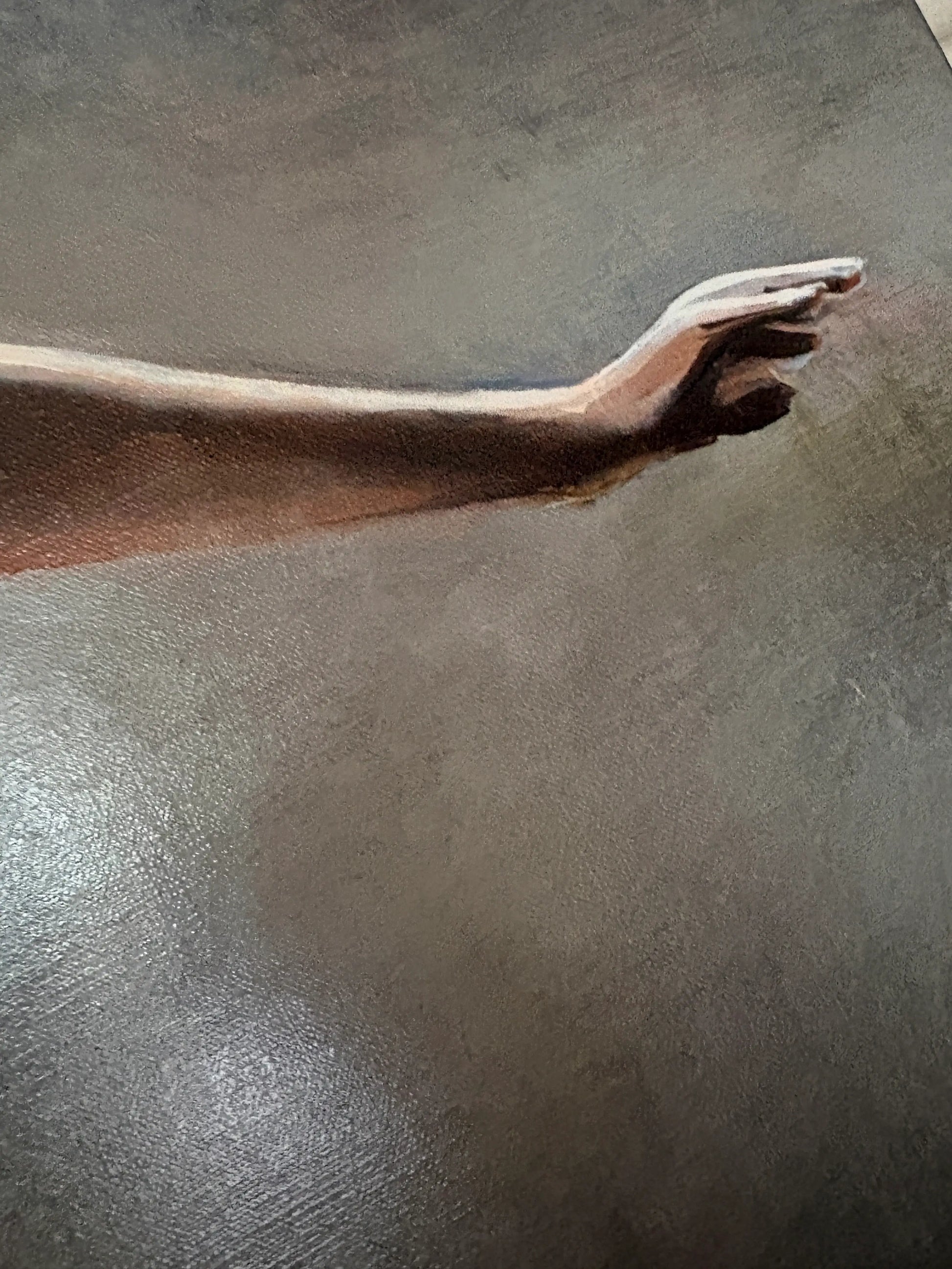 Detail van het origineel schilderij Gravity XIII met een hand die uittorent tegen een donkere achtergrond