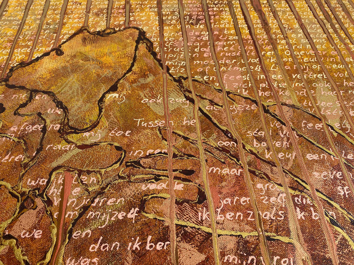 Origineel schilderij kopen van Elise Eekhout met abstracte elementen en tekst op een warme achtergrond