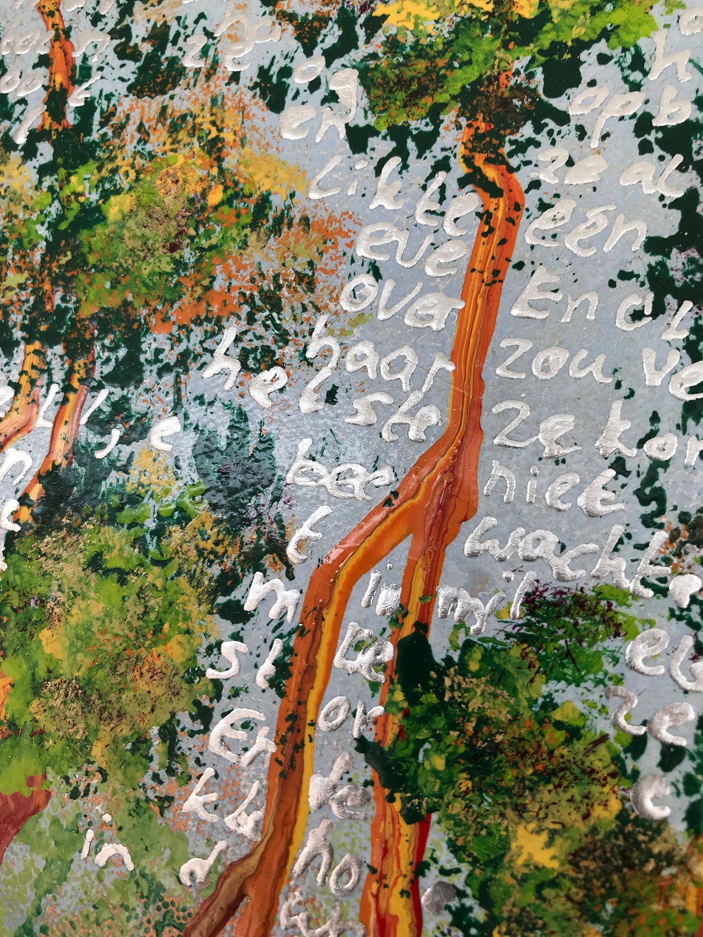 Origineel schilderij Rainlight 06 met kleurrijke bomen en creatieve tekstdetails op een abstracte achtergrond