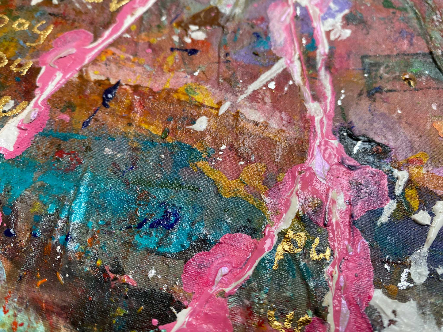 Detail van een origineel schilderij Roxanne met levendige kleuren en texturen