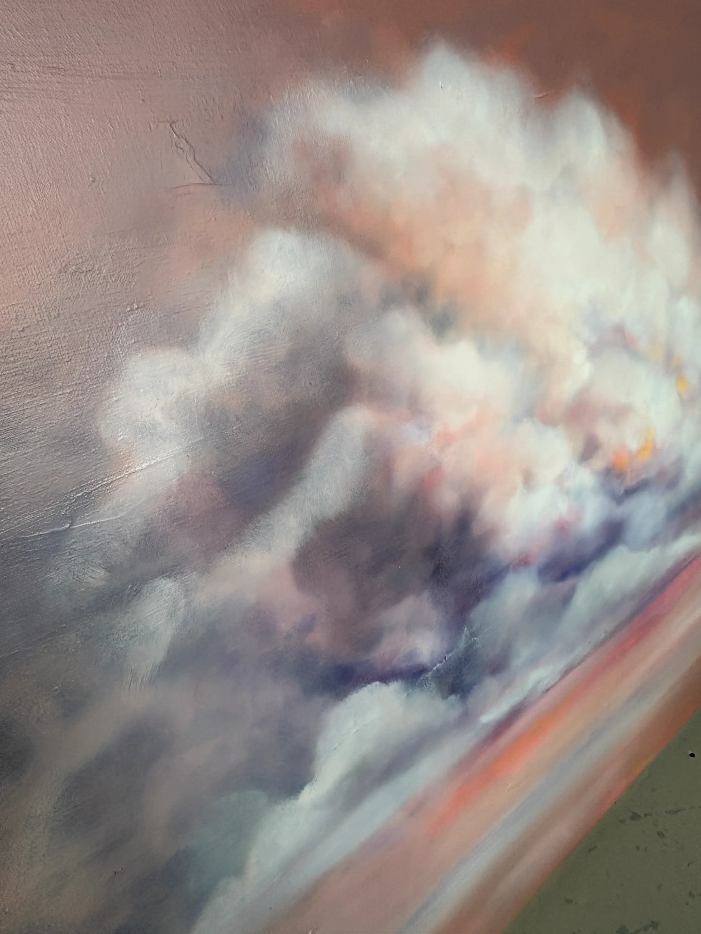 Origineel schilderij Serene Thunder met zachte wolken en warme kleuren op een duistere achtergrond