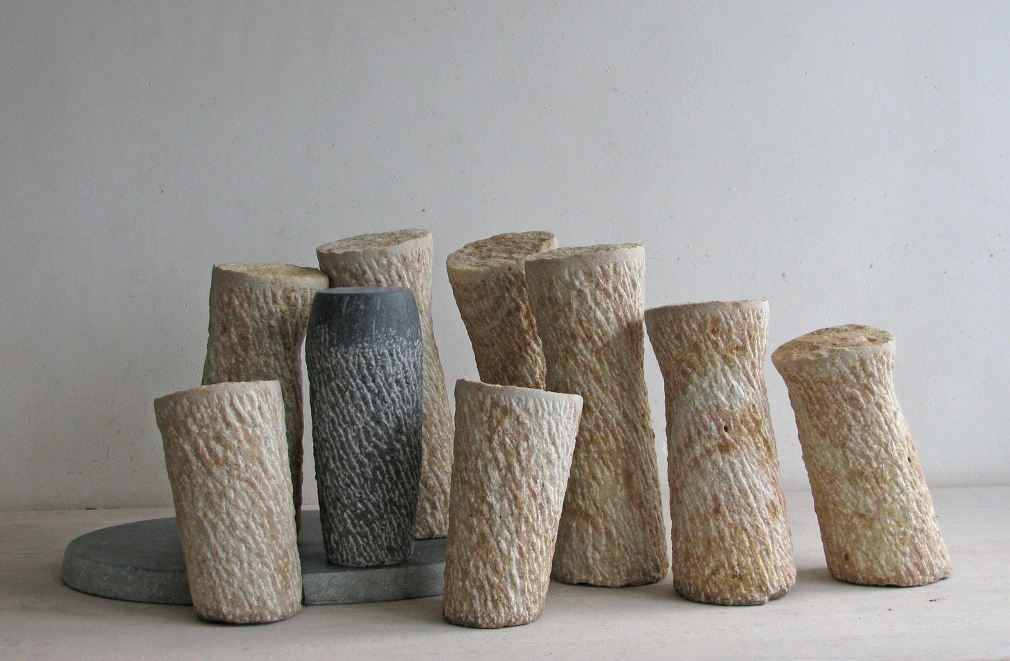 Origineel steen sculptuur van Fieke de Roij met ronde vormen en verschillende groottes op een vlakke ondergrond