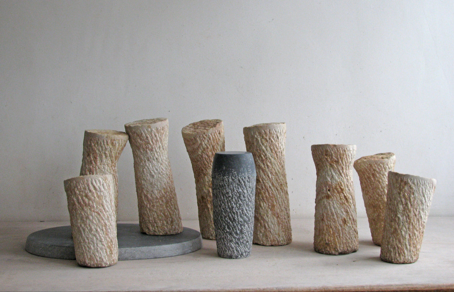 Origineel steen sculptuur van Fieke de Roij in een diverse opstelling met unieke vormen en texturen